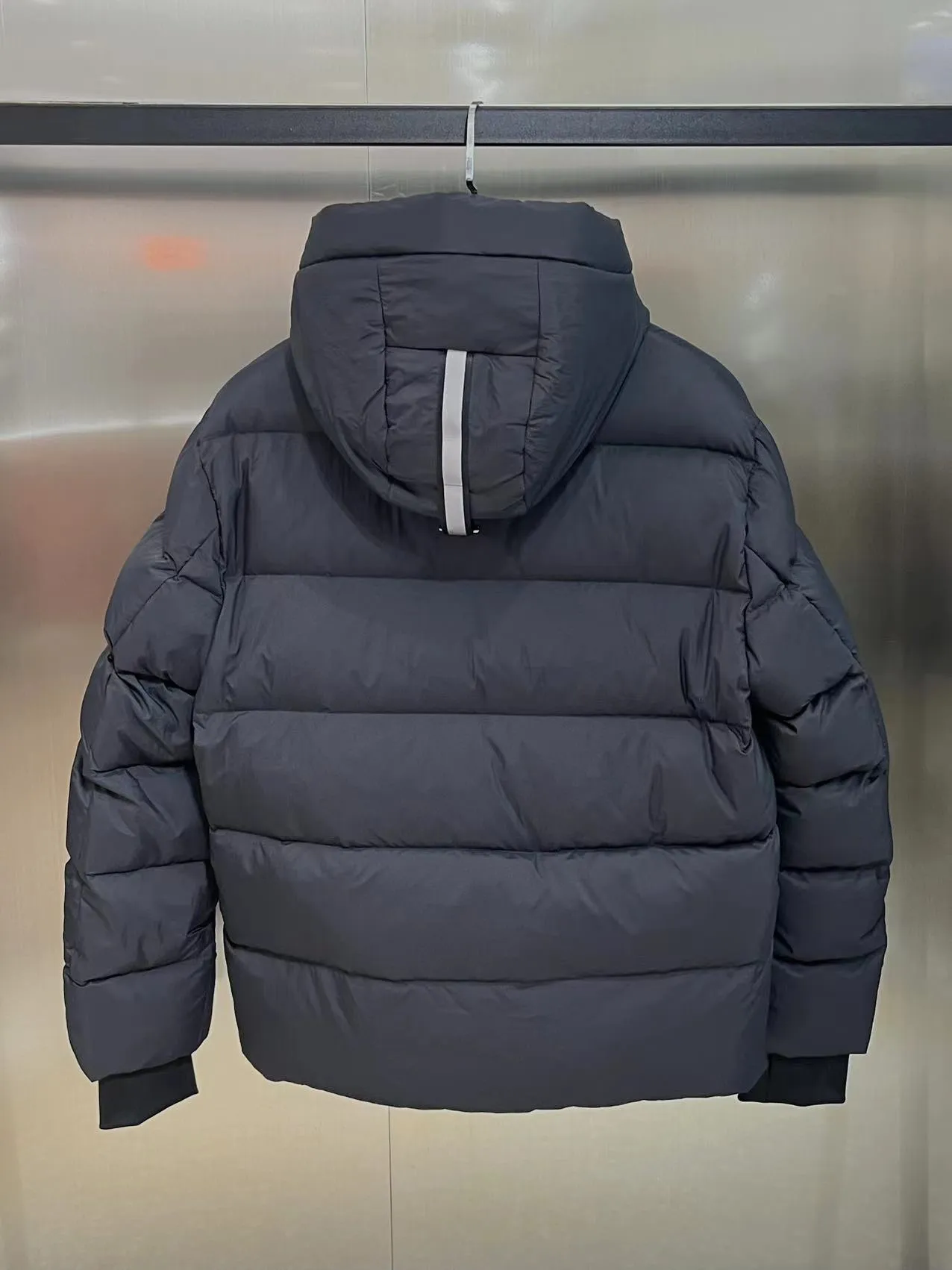 P940 2️⃣0️⃣2️⃣4️⃣The latest Canada goose black label down jacket. The goose black label down jacket is a must-have in the outerwear industry! The latest designer styles! The goose down jacket has always been a popular element of fashion and is loved by experts from all walks of life! Fashionable hooded cut, high-end customer-supplied fine goose down, high resilience, smooth zipper, strong and firm. Pockets on both sides can store small items, free your hands, and you can go out without worries. It can also meet the need of putting your hands in your pockets👏👏Produced by Big Goose, it can be used as a group uniform by many celebrities. This down jacket uses a double-layer anti-down lining design, which has strong windproof performance and will be very warm in winter! New standard 90% goose down filling, high fluffiness, windproof hooded design. When walking outdoors, pull the collar to the highest position, put your hands in the pockets and it will be very warm. It can be easily controlled by all body types! The interior is equipped with an elastic snow skirt design for better wrapping. The simple and neat style design highlights the masculine temperament. The impeccable style is classic and never goes out of style. It is warm and practical, and it is versatile! You can enter with your eyes closed!  Size: XS-XXL Color: black gray